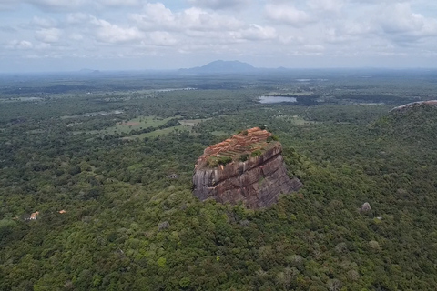 Tour privato di Sigiriya Dambulla Minneriya Safari di un giorno interoServizio di prelievo in hotel a Kandy o Matale