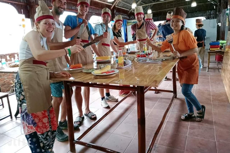 Hoi An: Corso di cucina vegetariana, tour del mercato e cesto in barca