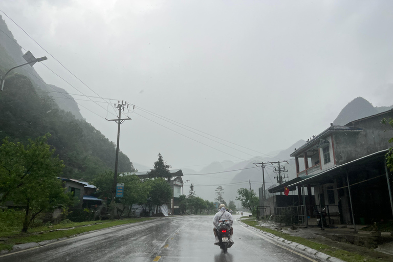 Von Hanoi aus: 4-tägige Ha Giang Loop Car Tour plus Videoschnitt