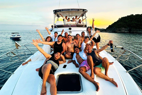 Boracay: Private Yacht Cruise with Snorkeling & Snacks Boracay Private Yacht Cruise: Medium Yacht