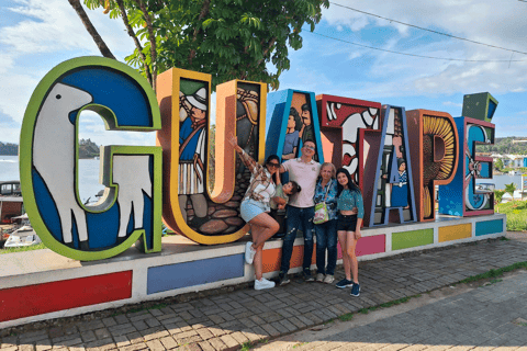 Guatape: Tour a granja, piedra, pueblo y paseo en barco.