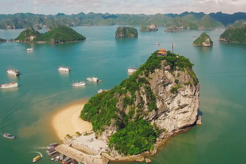 Ha Long 1 giorno in piccolo gruppo e in kayakLa baia di Ha Long parte dal porto di Tuan Chau.