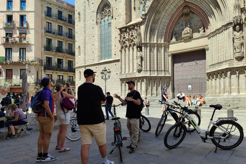Barcelone : visite à vélo ou en vélo électrique, sites incontournables et anecdotes localesVisite privée