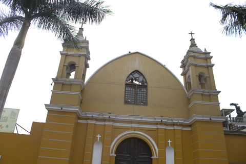 Tour: Culinary Experience at Local Markets and Water Park in Lima We explore the real Lima: local stalls, history, and Peruvian flavors.