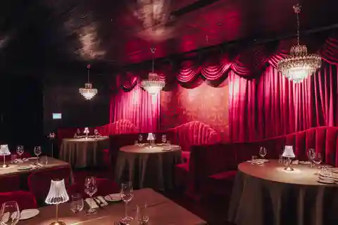 Dubai: Seară de cabaret cu cină la The Showhouse