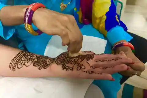 JAIPUR: Laboratorio di tatuaggio all'henné con drink di benvenuto