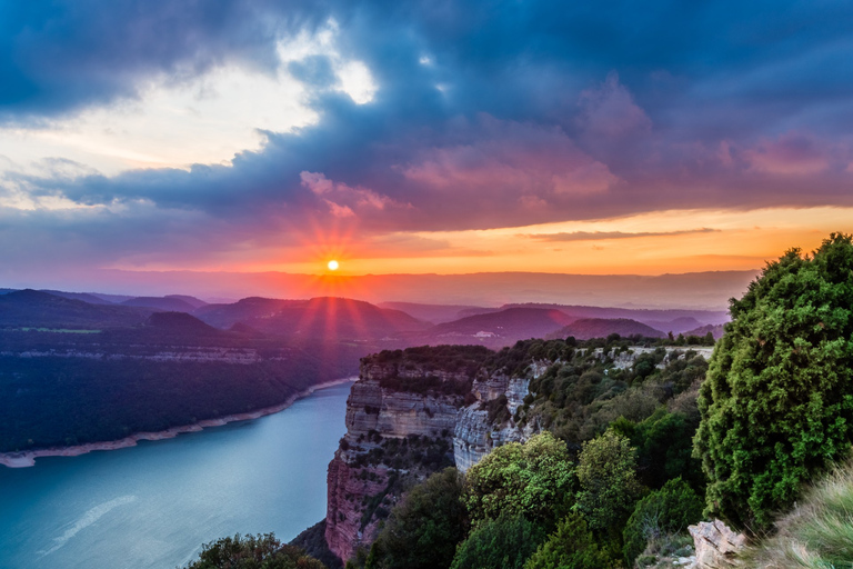 Viagem de carro de dia inteiro pelas cidades medievais da Catalunha saindo de Barcelona