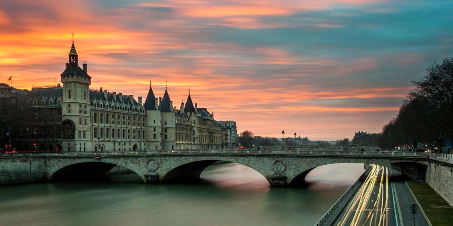Paris: Louvre Museum Entry Ticket With Host and River Cruise
