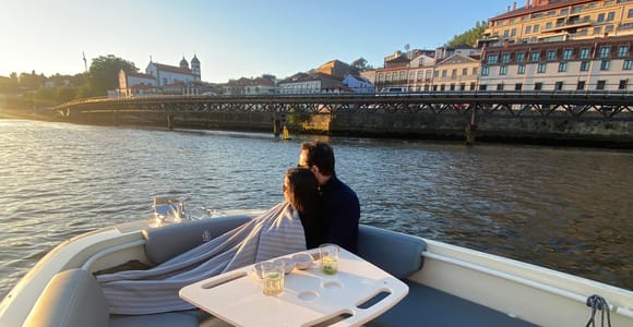 Private Bootsfahrt bei Sonnenuntergang: Weinprobe & Aperitifs