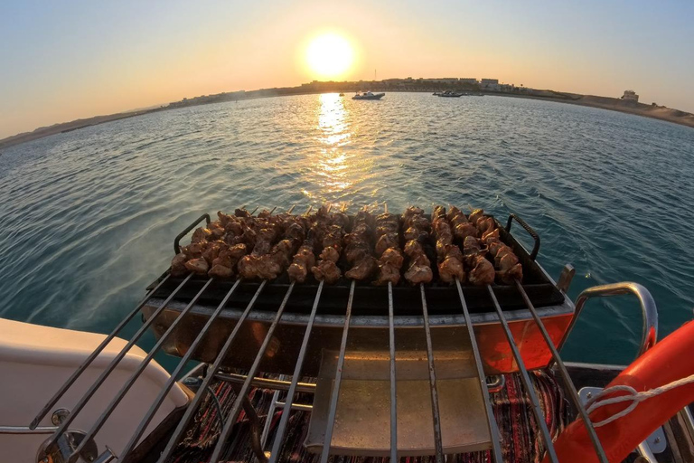 Hurghada: Couples & Families Sunset Cruise with Dinner