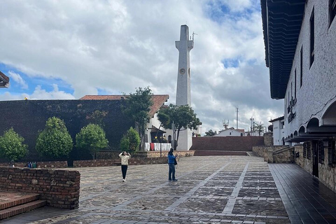 Desde Bogotá: Zipaquirá y Guatavita Los 5 Mejores Sitios Tour GuiadoNUEVO Y MÁS BARATO Visita 5 lugares de interés en Zipaquirá y Guatavita