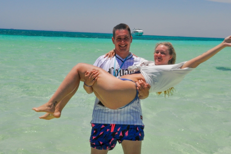 Hurghada: Wybierz się luksusowo na wyspę Magawish z nurkowaniem i lunchemHurghada: Prywatna wycieczka luksusową łodzią na wyspę Magawish