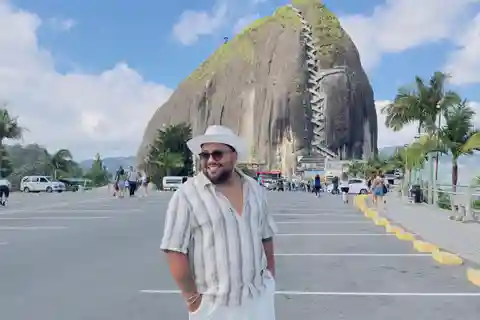Medellín: Tour to Guatapé, Peñol, and Boat Ride, with Lunch and Breakfast