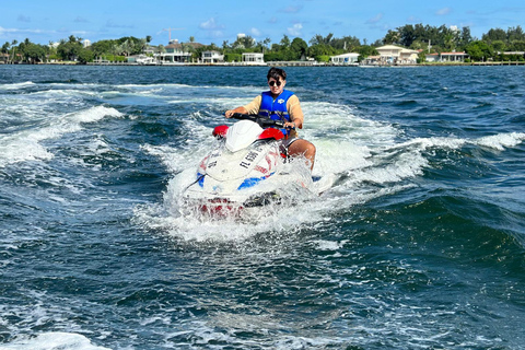 Miami Beach Jetskis + Promenade en bateau gratuite2 Jetski, 2 personnes, 1 heure + balade en bateau gratuite Tous frais payés