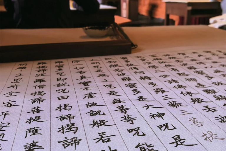 Shanghai: Jade Buddha Temple and Local Food Tour