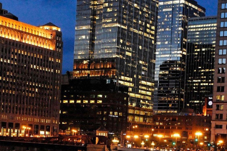 Chicago: Guided Twilight Kayak Paddle on the River Single Kayak