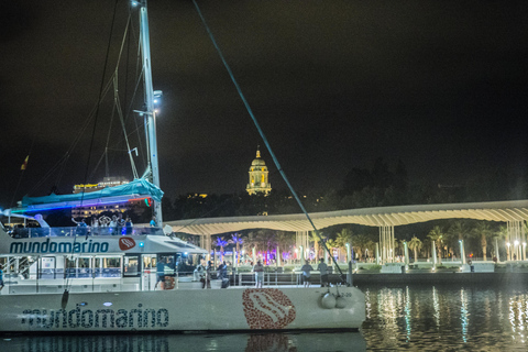 Málaga: Passeio de catamarã ao pôr do sol com DJ ao vivo e bebidasMálaga: Passeio de catamarã ao pôr do sol com música e bebida