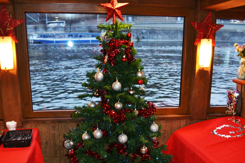 Prague: Advent Boat Cruise with Sweets and Hot Drinks