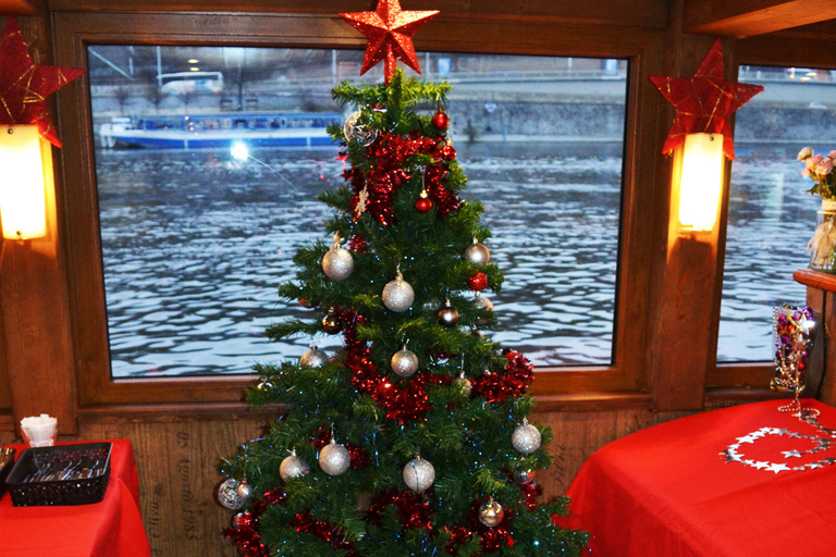 Praga: Passeio de barco no Advento com doces e bebidas quentes