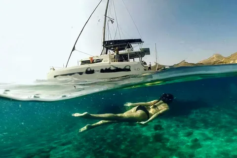Santorini: Crucero en catamarán con comida fresca y barra libre