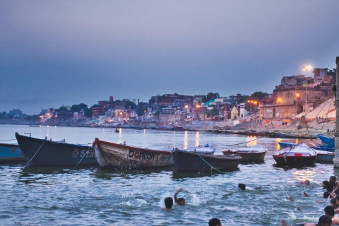 Varanasi:- Ochtend Varanasi korte rondleiding met boottochtGids + Ontbijt op het dak + Boottocht + Ophalen & Afzetten