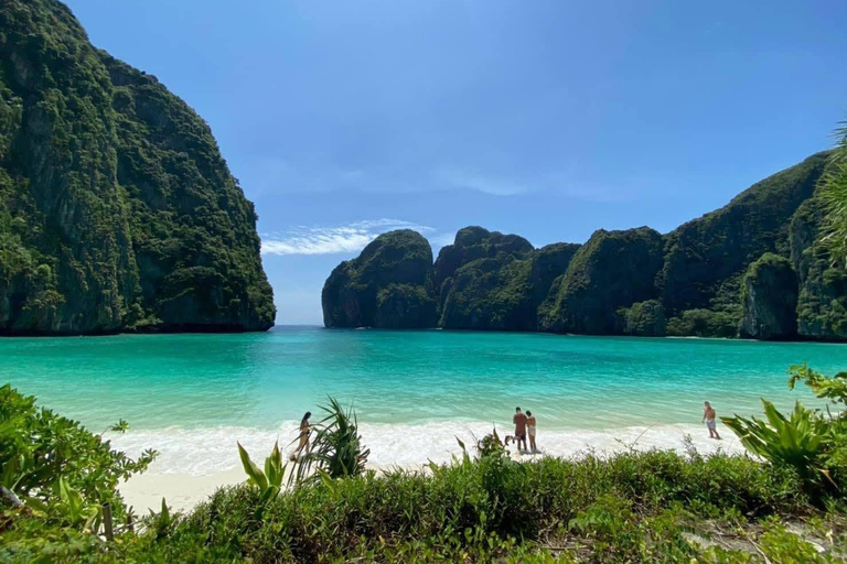 Phuket: Luxe catamaran cruise naar Maya Bay en Khai eilandOphaalservice vanaf je hotel in Phuket