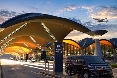 Kuala Lumpur: Airport Transfer, Putrajaya & KL Evening Tour