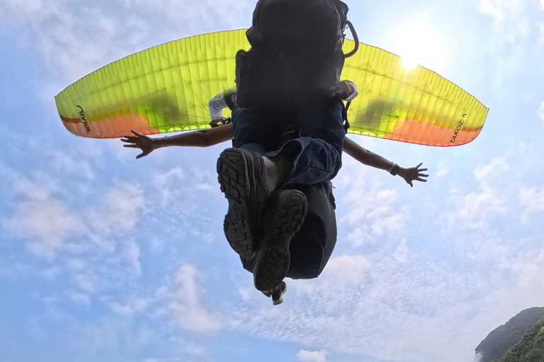 Niterói: Tandem Paragliding Flight with Luciano Miranda – No prior training required. Niterói: Tandem Paragliding Flight with Luciano Miranda – No Training Required