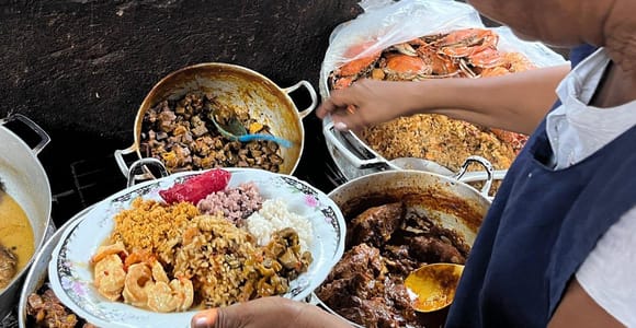 Tour della città con pranzo nel posto preferito di Anthony Bourdain