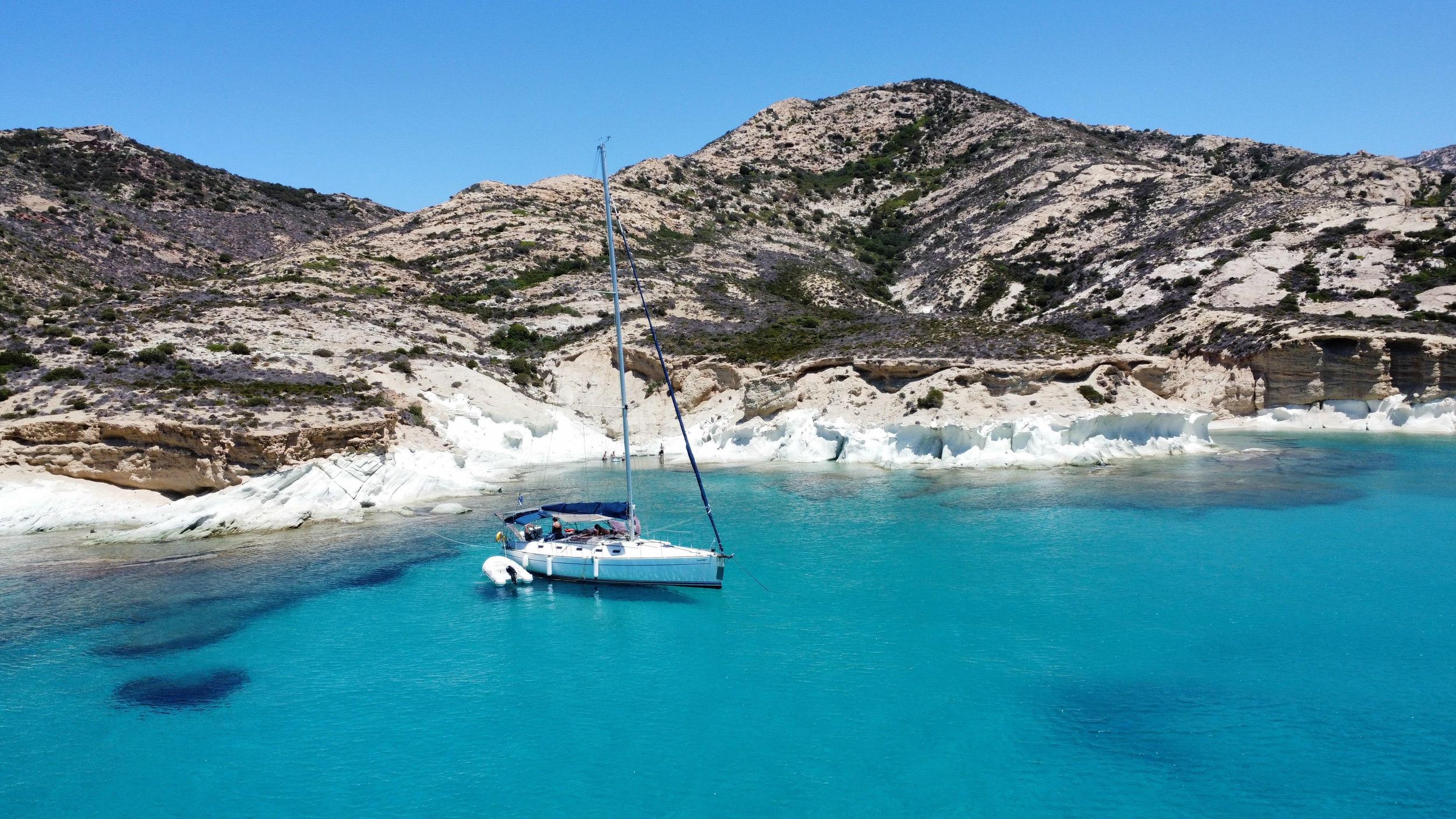 Milos: Ganztägige Segelboottour mit Essen und offener Bar