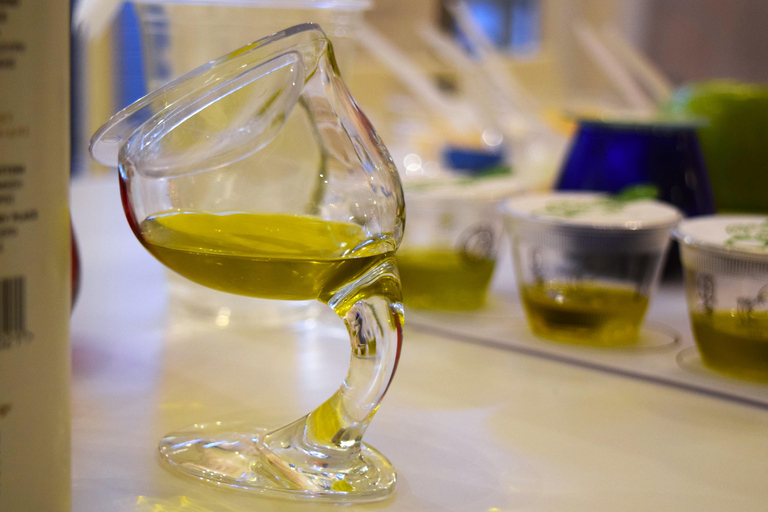 Degustazione di olio d&#039;oliva e abbinamento di cibi a SaloniccoDegustazione di olio d&#039;oliva e abbinamento di cibi