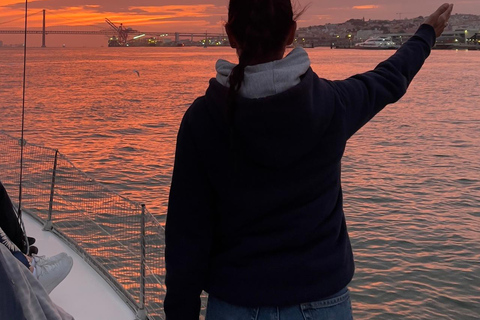 Lisboa:Sunset Sailing Tour at Tagus River with welcome drink