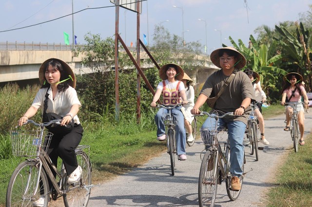 Mekong Private Tour: Ben Tre 1 day with Biking
