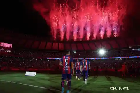 Jogo de futebol do FC TOKYO no Estádio Nacional do Japão