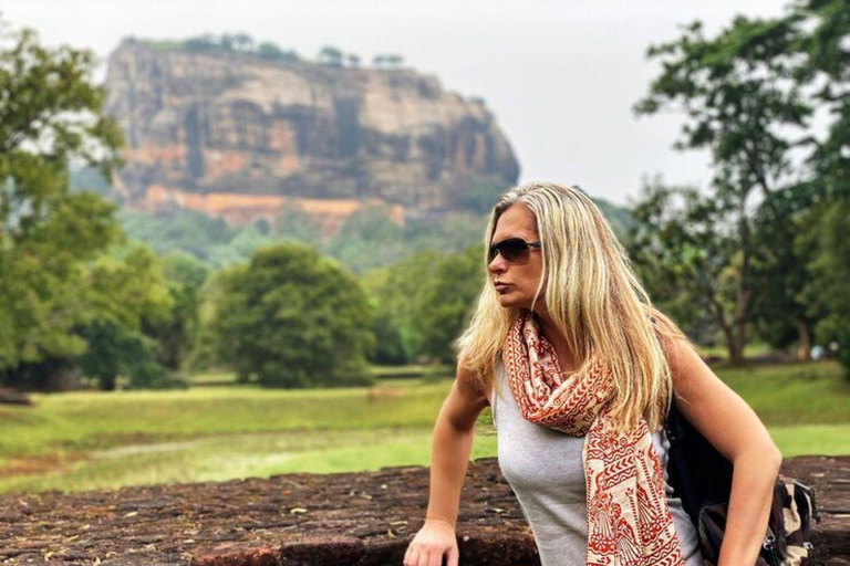 Kandy to Negombo: Sigiriya & Dambulla Day Trip