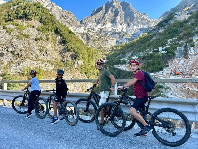 Visit Tour alle Cave di Marmo in E-bike con degustazione di lardo in Carrara, Tuscany, Italy