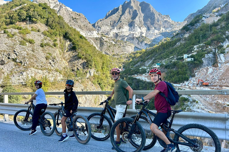 Excursion en E-Bike dans les carrières de marbre de Carrare avec dégustation de saindoux