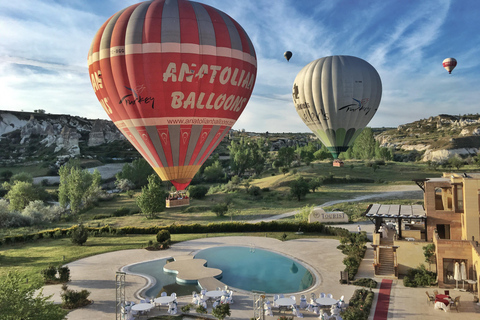 Voo de balão de ar quente na Capadócia ao nascer do sol em Fairychimneys