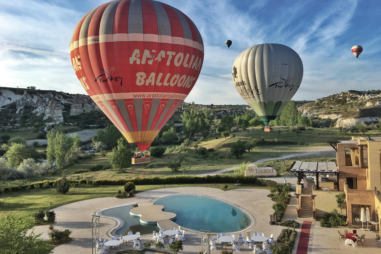 Kappadokien HotAirBalloon-flygning vid soluppgången i Fairychimneys