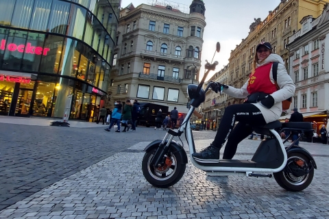 Praga sobre ruedas: Visitas guiadas privadas y en directo en eScootersVisita guiada en directo en eScooter 180 min en inglés