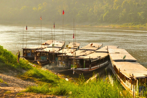 Från Luang Prabang: Långsam båt till Huay Xai 2 dagar, 1 natt