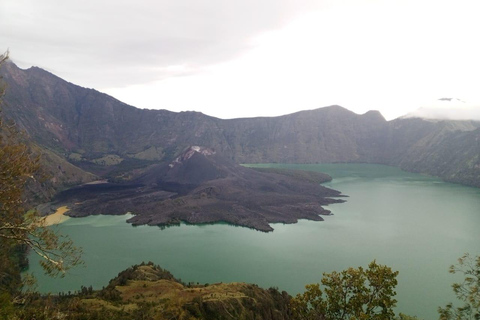 Trekking al Monte Rinjani, bordo del cratere di Senaru