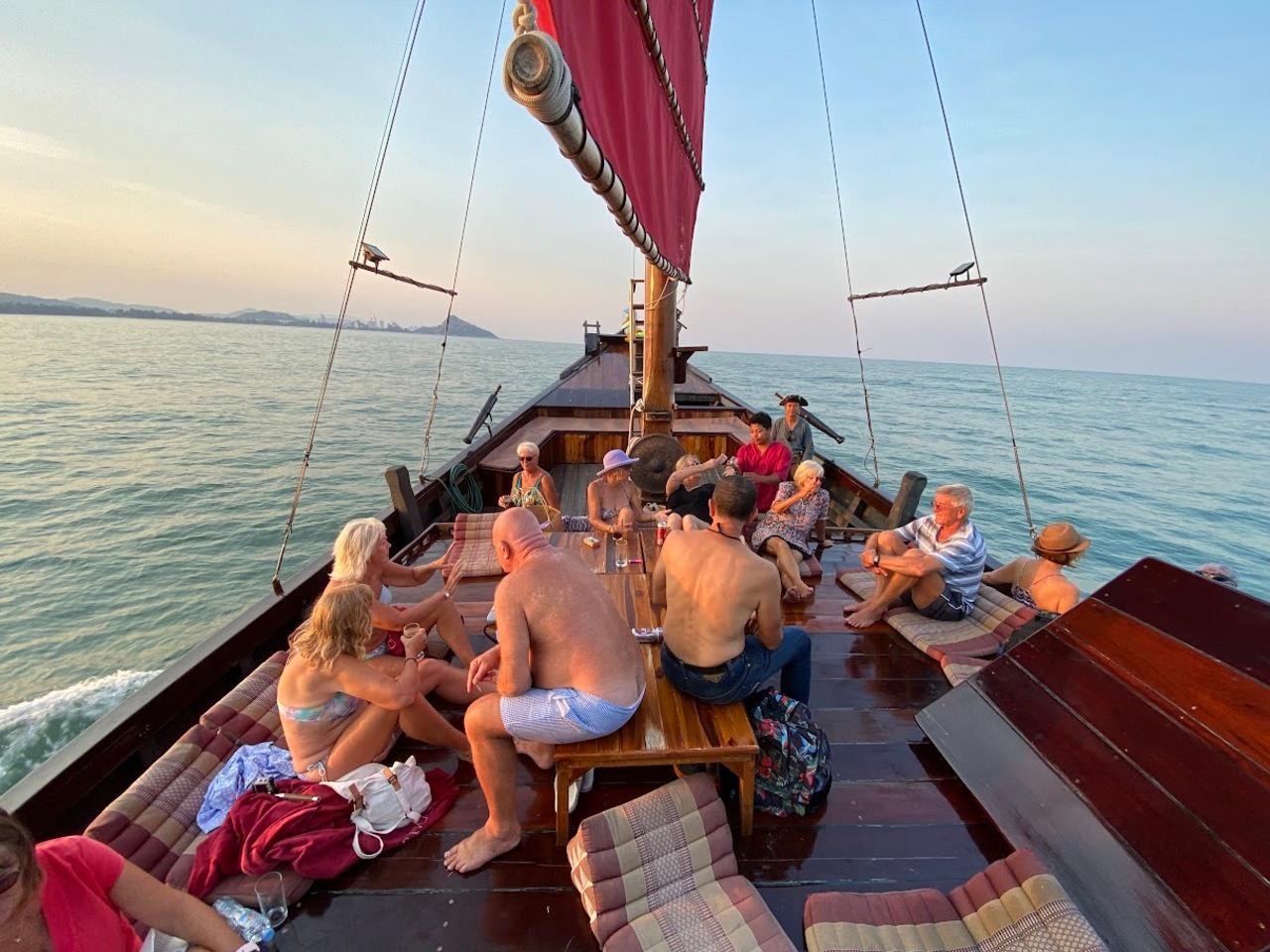 Romantische Dinner-Bootsfahrt bei Sonnenuntergang in Hua Hin