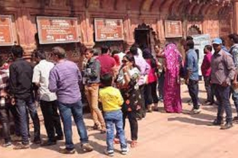 Taj Mahal und Fort Skip-the-Line-Tickets & Führer buchenTaj Mahal & Fort: Skip the Line Eintritt mit Auto und Führer