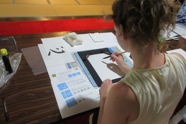 Kanazawa: Meditação Zen e Caligrafia com Carro PrivadoKanazawa: Meditação Zen e Caligrafia com carro particular