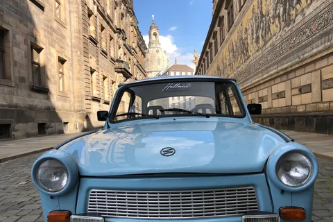 Dresden: passeio de 150 minutos de Trabi como um passeio guiado pela cidade
