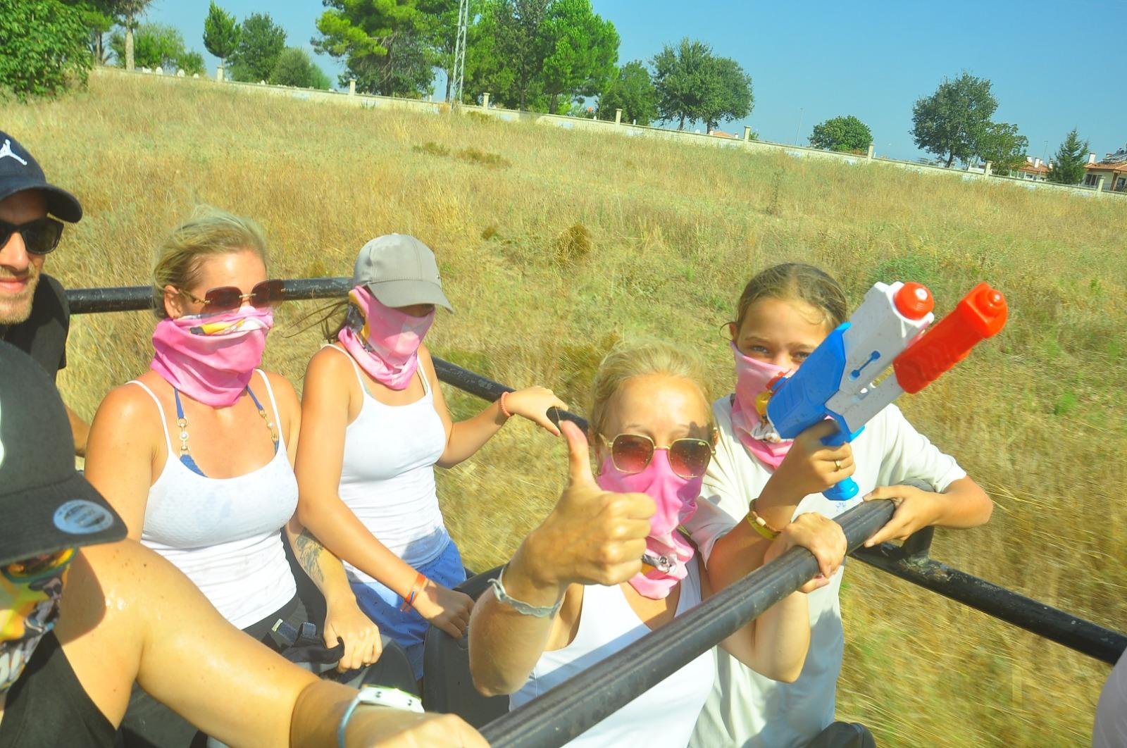 Ab Side: Jeep-Safari-Abenteuer mit Wasserschlacht