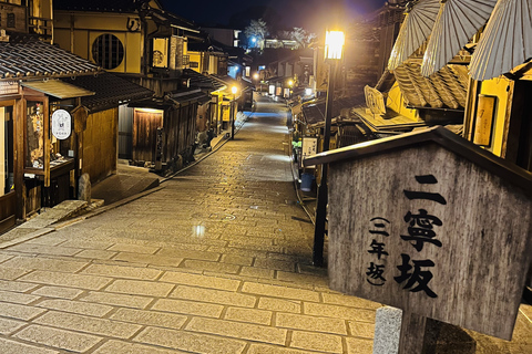 Kyoto: Gion District nacht wandeltour voor maximaal 7 personenKyoto: Gion District tour in kleine groep.