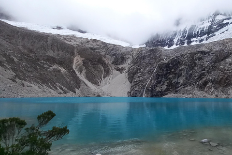 Huaraz: Laguna 69 Guided Hike in Huascarán National Park