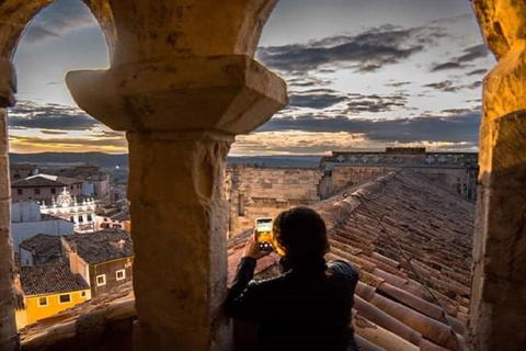 Cuenca: Nighttime Highlights Walking Tour in Spanish